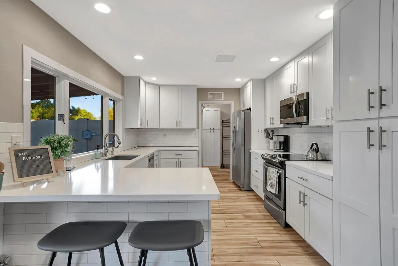 *NEW*Designer Oasis 4BDRM W/Pool/Jacuzzi/PoolTable/Mini Botanical Garden Villa Scottsdale
